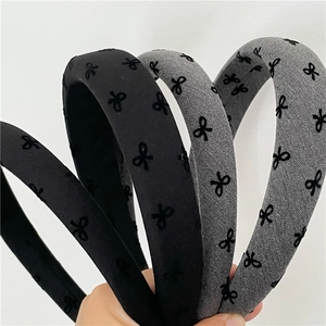 Cerchietto largo con stampa a fiocco in tessuto nero e grigio scuro stile retrò