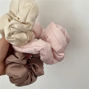 Set di tre eleganti elastici per capelli in raso nei colori beige, rosa e marrone