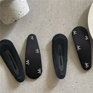 Barrettes élégantes en tissu noir ornées de multiples petits papillons en métal argenté