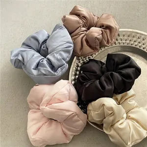 Set di elastici per capelli in raso di lusso in cinque colori pastello su vassoio d'argento