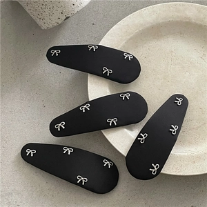 Lot de 4 barrettes à cheveux noires avec nœuds métalliques argentés sur plat céramique