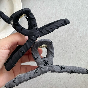Fermagli per capelli in tessuto con stampa a fiocco nero e grigio stile incrociato