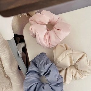 Set di tre elastici per capelli in raso rosa, beige e blu grigio dai toni Morandi