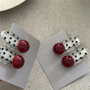 Set aus vier süßen Haarspangen im Kirsch-Stil mit schwarzen Punkten und roten Perlen