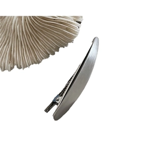 Fermaglio per capelli minimalista in metallo argento con texture spazzolata opaca