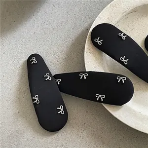 Barrettes à cheveux en tissu noir élégantes avec de petits nœuds papillon argentés