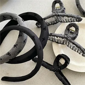 Cerchietti in tessuto con stampa a fiocchi neri e grigi e mollette per capelli set