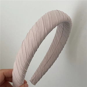 Gros plan détaillé du serre-tête plissé rose clair avec éponge épaisse et texture douce