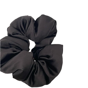 Elegante elastico per capelli oversize in raso nero con morbida imbottitura lucida