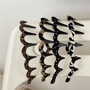 Detail showing wave-shaped headbands with leopard print and non-slip inner teeth design