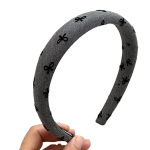 Cerchietto in tessuto con stampa a fiocco e design a nodo elegante per acconciature versatili