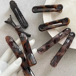 Set of leopard print acetate hair clips with glossy finish in oval and linear shapes