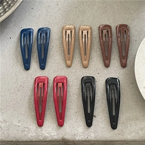 Vista dettagliata di dieci fermagli per capelli BB colorati a goccia disposti a coppie