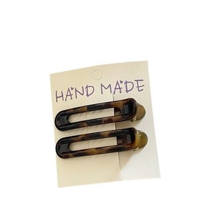 Retro leopard print geometric hair clips set with hollow oval design on display card