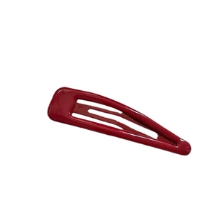Classica clip per capelli a scatto rosso bordeaux con finitura lucida su sfondo bianco