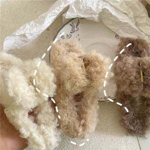Detailansicht der flauschigen Haarklammern aus lockigem Kunstpelz in Beige und Braun