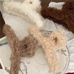 Schicke lockige Plüsch Haarspangen aus Kunstlammwolle in neutralem Beige und Braun