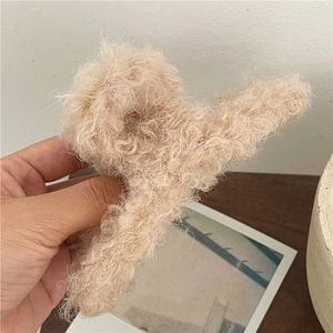 Detail der flauschigen beige Haarspange aus Lammfell-Imitat mit weicher Textur