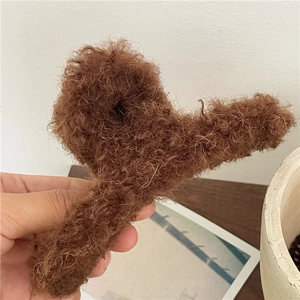Detailansicht der weichen braunen Plüsch-Haarklammer für elegante Herbstfrisuren