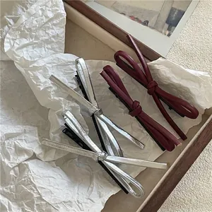 Lot de quatre barrettes à cheveux minimalistes en cuir PU bordeaux et argent avec nœuds