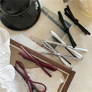 Lot de barrettes à nœuds en cuir PU minimalistes en noir, argent et rouge bordeaux