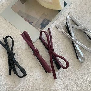 Barrettes à cheveux chic en cuir PU avec nœud noir, bordeaux et argent sur fond gris