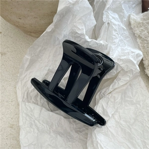 Dettaglio della grande pinza per capelli nera lucida con denti larghi e molla