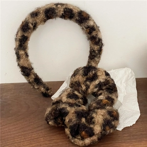 Vue détaillée du lot de serre-tête et chouchou en peluche léopard à texture duveteuse