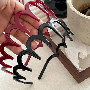 Set of two wavy zig-zag hairbands in glossy black and burgundy resin for daily styling