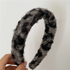 Détail d'un serre-tête en peluche avec motif léopard épais pour les saisons d'automne et d'hiver