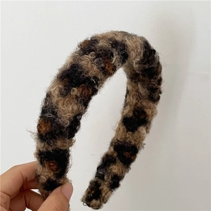 Gros plan sur un bandeau en peluche léopard avec une texture douce en fausse fourrure