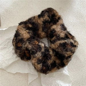 Gros plan détaillé du chouchou en peluche léopard avec texture en fausse fourrure