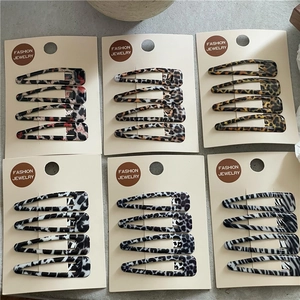 Détail du lot de barrettes à motifs animaliers léopard et zèbre sur cartes de présentation