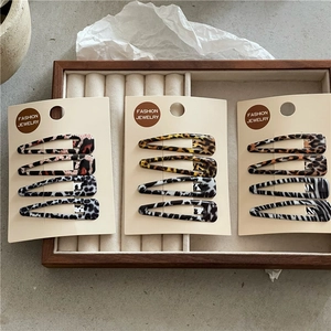 Vue détaillée du lot de pinces à cheveux BB à motif léopard coloré sur cartes