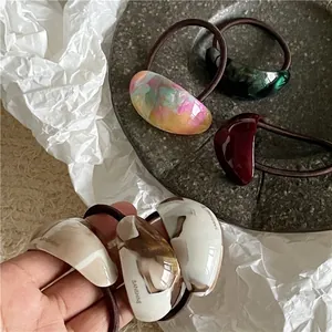 Elegante ovale Haargummis aus Acetat mit Marmortextur und bunten Harzmustern