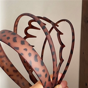 Matte brown leopard print headbands for women with anti-slip teeth and retro resin finish