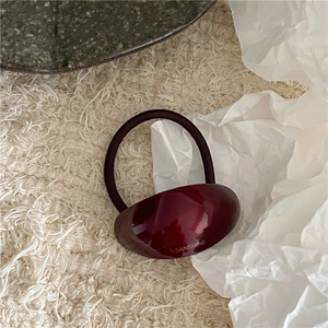Makroaufnahme eines tiefroten Acetat-Pferdeschwanzhalters mit Sanshine Markenlogo