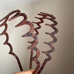 Detail of tortoise shell leopard print headband with wavy teeth for secure hair grip