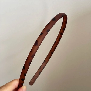 Detailed view of the anti-slip teeth inside the brown leopard print hair hoop