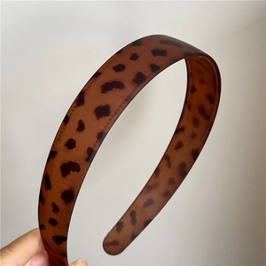 Detailed close-up of brown leopard print headband with non-slip interior teeth for stability
