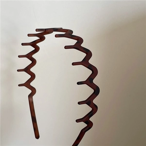 Detail of matte brown leopard pattern headband with anti-slip wave teeth design