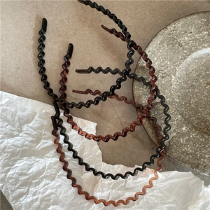 Minimalist wavy plastic headbands in black and tortoise shell finish for women