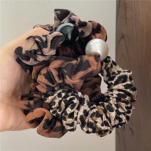 Lot de deux chouchous imprimé léopard avec perles décoratives pour la coiffure