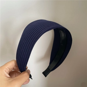 Detail of wide ribbed fabric headband in navy blue with anti-slip inner teeth
