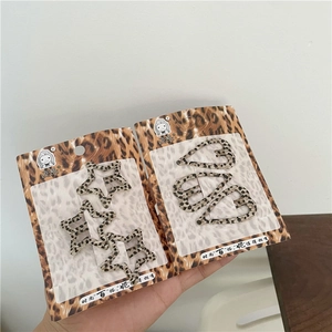 Détails de barrettes léopard en forme d'étoile et de cœur sur carte de marque