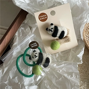 Handgefertigtes Panda Haarklammer Set aus Wollfilz mit grünem Bommel auf Weiß