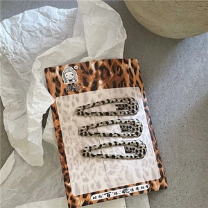 Lot de trois barrettes à motif léopard avec formes goutte et rectangulaire sur carte