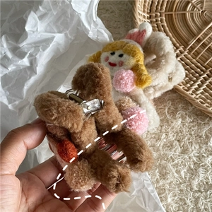 Detail der flauschigen Winter Haarklammer mit niedlicher Puppe und rosa Pompon