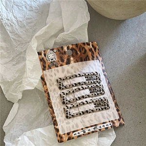 Vue détaillée de trois barrettes rectangulaires imprimé léopard sur une carte cadeau
