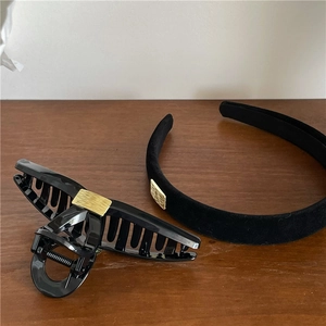 Elegantes Set aus schwarzem Samtstirnband und Haarklammer mit gebürsteten Metallplatten